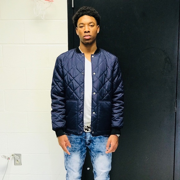 I love women. No cap. Sneaker head. I sell shoes. - Picture 3 of 7